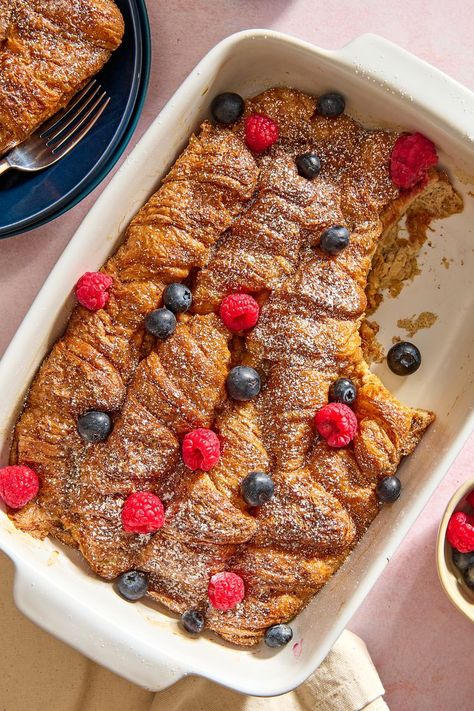 Croissant French Toast Bake Croissant French Toast Bake Overnight, Healthy Croissant Breakfast, Croissant Bread French Toast, French Toast Croissant, Croissant French Toast Bake, Croissant Bake, Churro French Toast, Breakfast Pudding, Croissant French Toast