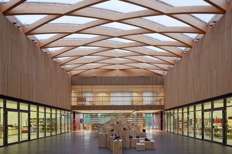 Completed in 2015 in Ferrara, Italy. Images by Arnaud Schelstraete . South of Ferrara, on the fertile and meticulously manicured plain of the Po River, amidst orchards, stands the new Berluti manufacture and its school... Ferrara Italy, Italy Images, Timber Roof, Wood Architecture, Roof Architecture, Timber Structure, Roof Structure, Pergola Plans, Glass Roof