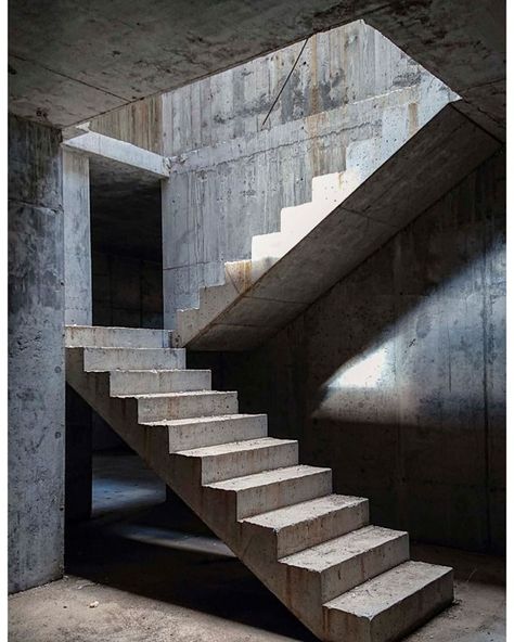 Great work Under Construction House, Staircase Construction, Bar Bending Schedule, Building Under Construction, Stair Design Architecture, Individual House, Staircase Wall Decor, Engineering Notes, Concrete Staircase