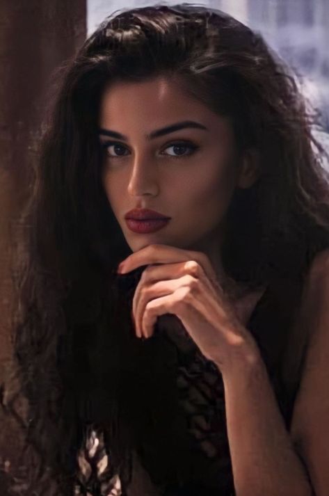 Luxury Lifestyle Women, Mysterious Girl, Hairdos For Curly Hair, Brunette Girl, Instagram Photo Inspiration, Vintage Beauty, Dark Hair, Woman Face, Maquillaje De Ojos