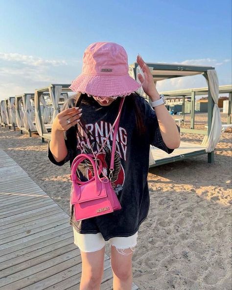 Pink Bucket Hat Outfit, Bucket Hat Outfit Aesthetic, Bucket Hat Hairstyles, Bags Jacquemus, Bucket Hat Looks, Bucket Hat Outfit, Pink Bucket Hat, T Shirt Outfit, Hat Outfit