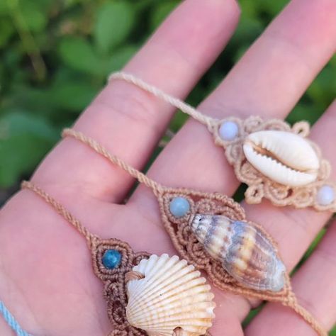 Billy's Lots of Knots on Instagram: "Some ocean inspired arm candy. Do you like this style? #billyslotsofknots #macramebracelet #bracelets #seashells #cowrie #ocean #summerseason #beachlife #makrameeschmuck #armbänder #armcandy #muscheln #kauri" Seashell Macrame Bracelet, Macrame And Seashells, Seashell Macrame, Macrame Seashell, Micro Macrame Bracelet, Macrame Jewellery, Macrame Colar, Seashell Bracelet, Macrame Bracelet Patterns