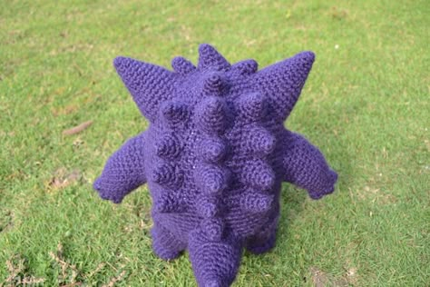 Amigurumi gengar Geek Crochet, Pokemon Amigurumi, Pokemon Hat, Pokemon Plushies, Pokemon Crochet Pattern, Pokemon Crochet, Gengar Pokemon, Crochet Pokemon, Pokemon Pattern