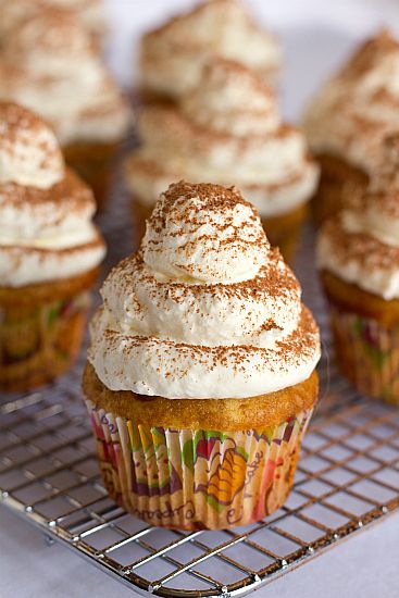 Tiramisu cupcakes:  vanilla bean cupcakes brushed with a coffee & marsala wine syrup and then topped with a marscapone frosting and dusted with cocoa.  Yum-Me Cuppy Cake, Boutique Patisserie, Tiramisu Recept, Tiramisu Cupcakes, Dessert Original, Slow Cooker Desserts, Tiramisu Cake, Cupcakes Recipes, Cookie Pops