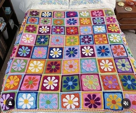 Crochet Blanket Flower Granny Square, Retro Flower Crochet Blanket, Retro Flower Granny Square Blanket, Retro Daisy Granny Square Blanket, Big Flower Granny Square, Retro Daisy Granny Square, Daisy Granny Square Blanket, Crochet Blanket Colors, Crochet Flower Granny Square Pattern