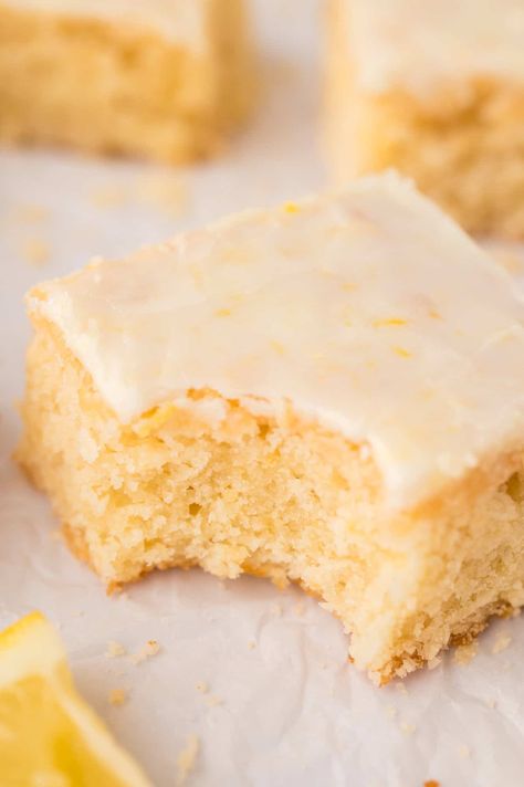 Lemon lovers, prepare to meet your new favorite treat! These lemon brownies have the chewy, fudgy texture of a brownie, with the bright flavor of lemon. A tart and sweet glaze is the perfect finishing touch! Lemon Brownies Recipe, Gooey Blondies, Lemon Blondies, Lemon Brownies, Fudge Brownie, Lemon Glaze, Lemon Flavor, Mood Food, Refreshing Desserts