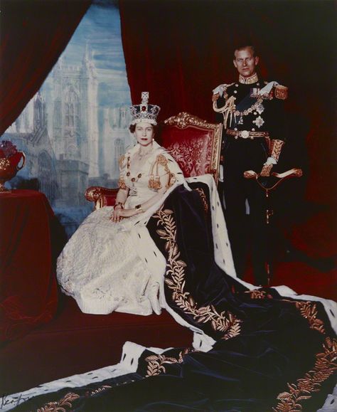 queen elizabeth gifts - Google Search Ratu Elizabeth, Coronation Robes, King Dress, Princesa Elizabeth, Norman Hartnell, Timothy Laurence, Wallis Simpson, Reine Elizabeth, Cecil Beaton