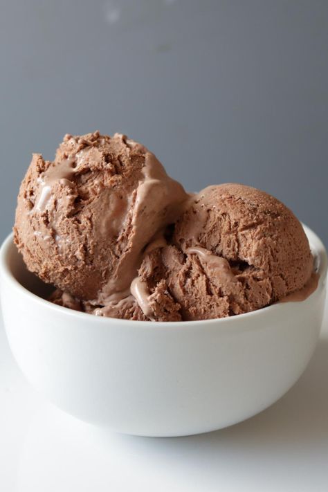 Easy Chocolate Ice Cream, Ice Cream No Machine, Ice Cream Coconut, Homemade Chocolate Ice Cream, Chocolate Ice Cream Recipe, Gluten Free Ice Cream, Easy Ice Cream Recipe, Easy Ice Cream, Frozen Chocolate