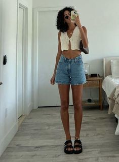 Cute Summer Shopping Outfit, Causal Vacation Outfits, Summer Outfits Simple Casual, La Aesthetic Outfits Summer, 2025 Summer Outfits, Midi Jean Shorts Outfit, Cute Bbq Outfits Summer Casual, Black Chunky Sandals Outfit Summer, Shorts And A Tank Top Outfit