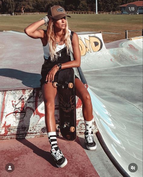 70s Skater Girl, Skateboarding Maids, Women Skateboarding, Skateboard Aesthetic Skater Girls, Skater Chick, Women Girl, Fashion Inspo