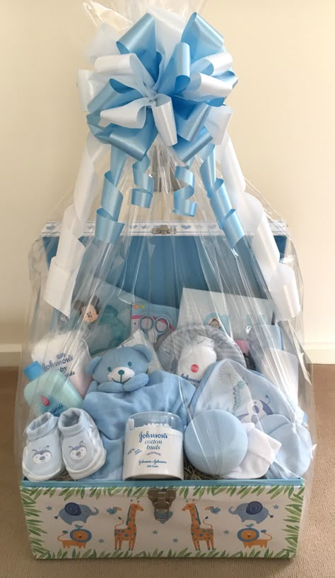 Baby Boy Gift Baskets, Baby Gift Baskets, Baby Shower Gift Box, Idee Babyshower, Exterior Christmas, Baby Shower Baskets, Baby Gift Hampers, Baby Shower Crafts, Baby Shower Gift Basket