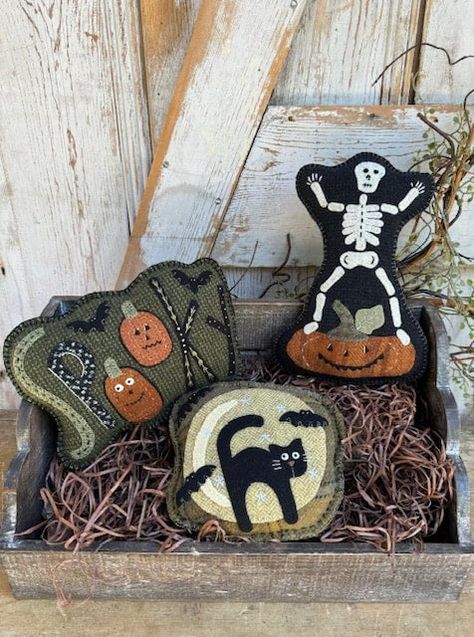 Bowl Fillers Diy, Bowl Fillers Ideas, Wool Bowl, Halloween Fabric Crafts, Wool Applique Kits, Diy Christmas Ornaments Easy, Fall Halloween Crafts, Wool Projects, Halloween Designs