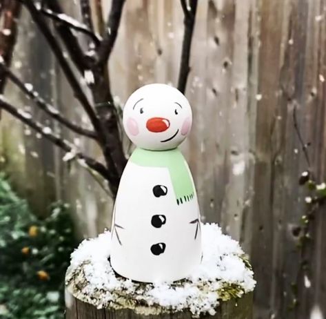 Snowman Peg People, Wooden Peg Angels, Snowman Peg Doll, Christmas Peg Doll Ideas, Peg Dolls Christmas, Christmas Peg Dolls, Nativity Peg Doll, Wooden Clothespin Crafts, Dolly Pegs