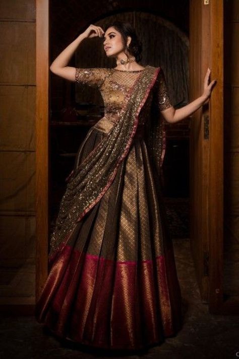 Half Saree Ideas, Marriage Pic, Fashion Lehenga, Engagement Event, Saree Pattern, Ideas For Engagement, Saree Ideas, Single Girls, Lehenga Saree Design