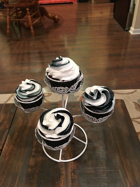 Black and white swirl Black And White Swirl Frosting Cupcakes, Black And White Cupcakes Birthday, Black White And Silver Cupcakes, Black And White Cupcakes Ideas, Black And Silver Cupcakes, Balloon Design For Birthday, White Wedding Cupcakes, Marble Cupcakes, Black And White Cupcakes