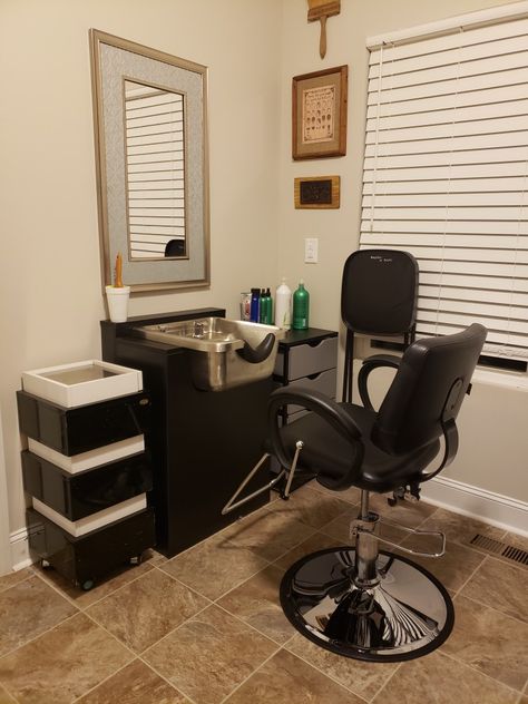 Salon Sink At Home, Salon Station With Shampoo Bowl, Salon Sink Station Ideas, At Home Salon Ideas, Hair Wash Station, Barber Ideas, Salon Sink, Mobile Beauty Salon, Hair Station