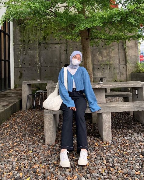 Outfit Hijab Sweater, Ootd Hijab Cardigan, Cardigan Outfit Hijab, Amusement Park Outfit, Outfit Outer, Outfit Ngampus, Ootd Hijab Style, Hijab Style Casual, Casual Outfits For Teens