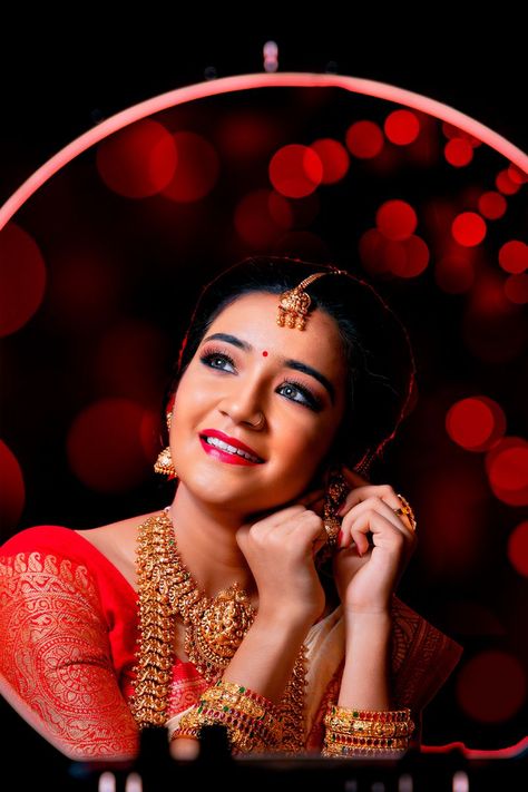 Makeup Bride Mekup Photoshoot, Bride Ring Light Photography, Ring Light Photography Bride, Ring Light Bridal Photography, Bride Makeup Pose, Bride Makeup Shoot Poses, Mecup Shoot Bride, Bride Mekup Pose, Makeup Shots Wedding