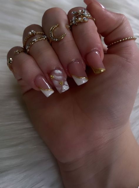 White Gold Nails Design Classy, Gold And White Nails Short, Short Gold Nail Designs, White And Gold Short Nails, White And Gold Toe Nails, Shorties Nails Color, Short White And Gold Nails, Square Gold Nails, Birthday Nails Square Short