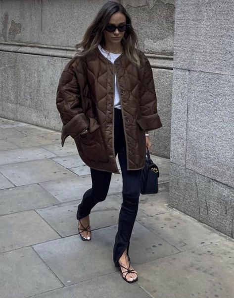 Quilted Coat Outfit, Quilted Jacket Street Style, Quilted Jacket Outfit, Slow Clothing, Puffer Jacket Style, Envy Clothing, Winter Fashion Outfits Casual, Jacket Outfit, Brown Jacket