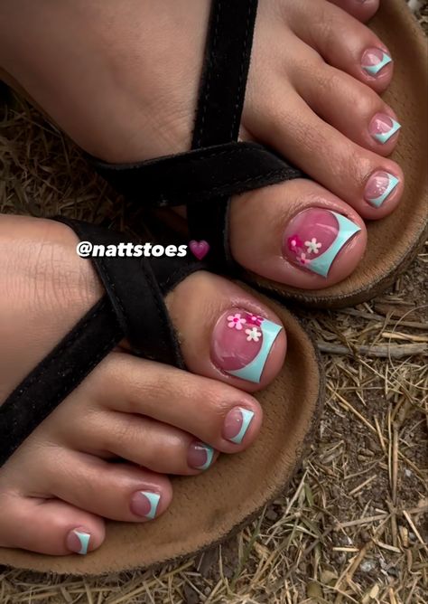 Cute Acrylic Toenail Designs, Pedicure Ideas With Design, Summer Feet Nails Colors, Toe French Tip Designs, Cute Toenails Painted, Gel Toes Ideas Summer, Gel X Toes, Gel X Toe Nails, Toe Nails Ideas Summer