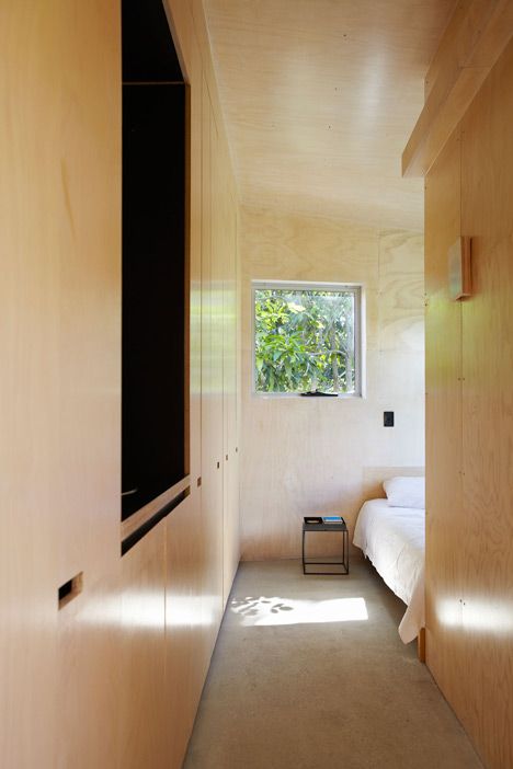 Keperra House by Atelier Chen Hung Plywood Interior, Plywood Walls, Warm Home Decor, Industrial Bedroom, Plywood Panels, Compact Living, House Built, Concrete Floors, Contemporary Architecture