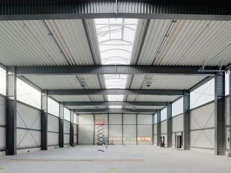 Hangar Design, Metal Garage Buildings, Roof Truss Design, Metal Building Designs, Warehouse Office, Industrial Sheds, Factory Interior, Factory Architecture, Commercial And Office Architecture