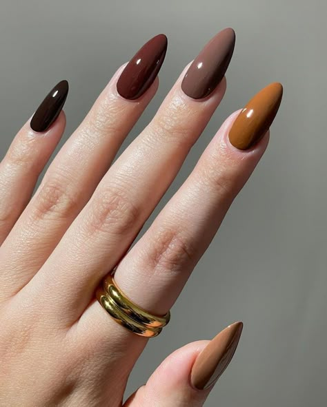 Autumn Nail Color Palette, Monochromatic Fall Nails, Brown Skittle Nails, Cool Short Nails Fall, Autumn Style Nails, Dark Academia Nail Ideas, Nail Colors For Tan Skin Tone, Autumn Nail Designs Green, Gel Builder Nails Design Fall