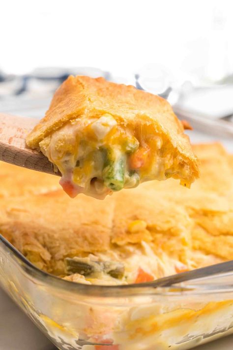 With a flaky, buttery crescent roll crust, this Chicken Pot Pie Casserole is the ultimate comfort food. This quick & easy casserole uses frozen veggies and canned soup to keep prep to a minimum without sacrificing any flavor. Chicken Pot Pie Recipe Crescent Rolls, 9x13 Dinner Recipes, Amaretto Eggnog, Recipe Crescent Rolls, Quick Easy Casseroles, Pillsbury Crescent Rolls, Eggnog Cocktail, Crescent Roll Crust, Casserole Kitchen