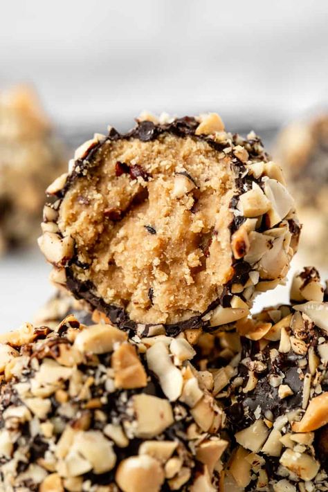 Raw Vegan Food Recipes, Snickers Truffles, Healthy Chocolate Truffles, Date Snickers Raw Vegan, Raw Snickers, Raw Vegan Snickers, Raw Vegan Breakfast, Vegan Chocolate Peanut Butter, Peanut Butter Truffles