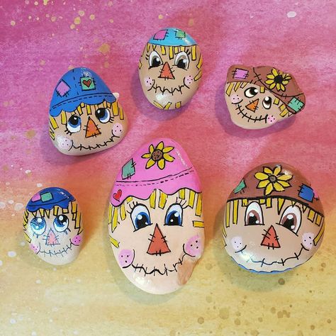 Scarecrow Rock Painting Ideas, Scarecrow Painted Rocks Ideas, Scarecrow Painted Rocks, Painted Rock Fall Ideas, Thanksgiving Painted Stones, Autumn Stone Painting, Thanksgiving Rocks, Painted Rocks Fall Theme, Scarecrow Painting