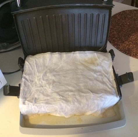 Placing damp paper towels on the George Foreman grill after cooking can help lift grease off the grilling surface for easier cleaning. Photo by Joshua at TheFunTimesGuide.com George Foreman Recipes, George Foreman Grill, Blackstone Grill, Indoor Grill, George Foreman, Grill Plate, Clean Grill, Cooking Guide, Kitchen Cleaning Hacks