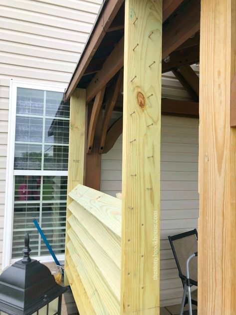 Adding boards for privacy screen Pallet Privacy Wall, Porch Privacy Screen, Wooden Privacy Screen, Privacy Wall On Deck, Screen In Porch, Backyard Privacy Ideas, Gazebo Privacy, Porch Privacy, Cute Backyard