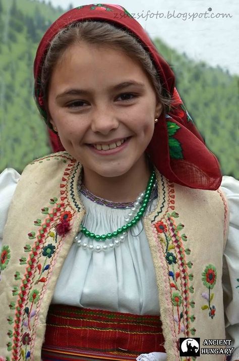 Hungarian Hungarian Girl, Girly Boss, Girl Smiling, Hungarian Girls, Kids Around The World, We Are The World, Traditional Clothes, Folk Costume, People Of The World