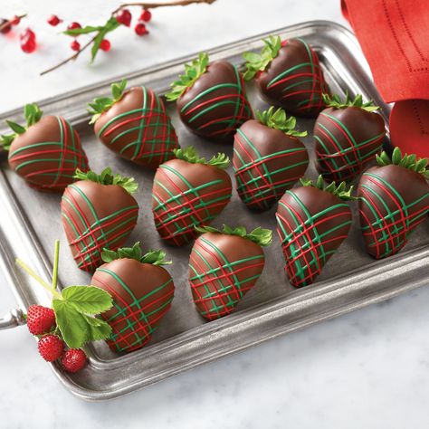 Chocolate covered strawberries-holiday style. Dipped Fruit, Christmas Strawberry, Valentine Strawberries, Chocolate Covered Strawberry Recipe, Strawberries Chocolate, Chocolate Covered Strawberries Bouquet, Chocolate Dipped Fruit, Chocolate Recipes Homemade, Strawberry Gifts