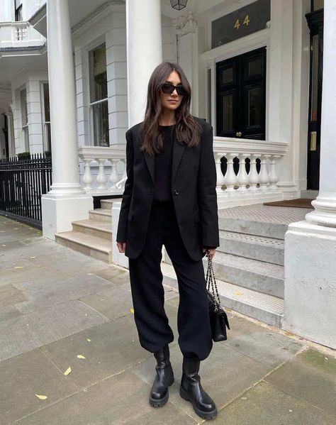 Chic Cargo Pants Outfit Ideas That Prove You Need A Pair in 2024 Old Money Shoes, Black Outfit Winter, Black Hoodie Outfit, Black Cargo Pants Outfit, Outfit Nero, Black Blazer Outfit, Italian Fashion Street, Blazer Outfits Casual, Daily Outfit Inspiration