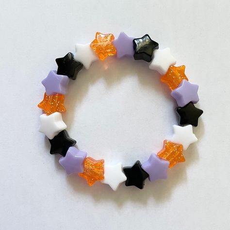 This bracelet is made of adorable star beads in Halloween colors! Made to fit up to a 7 inch wrist. If you have any questions please message me! Halloween Kandi Ideas, Halloween Kandi Bracelets, Kandi Ideas Bracelets, Kandi Halloween, Halloween Bracelet Ideas, Halloween Kandi, Cute Bracelet Ideas, Scene Bracelets, Bracelets Halloween