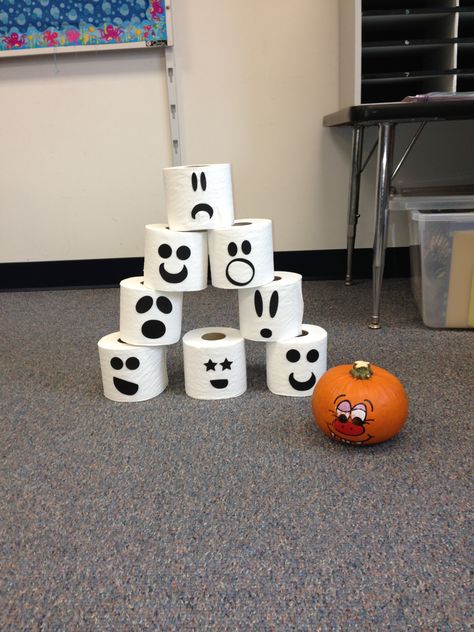 Toilet Paper Ghost Pumpkin Bowling Set I made for Dillon's school Halloween Party!  The kids loved it!! Toilet Paper Bowling Halloween, Toilet Paper Bowling, Pumpkin Bowling, Piggy Party, Halloween Toilet Paper, Paper Ghost, School Halloween Party, Green Halloween, School Halloween