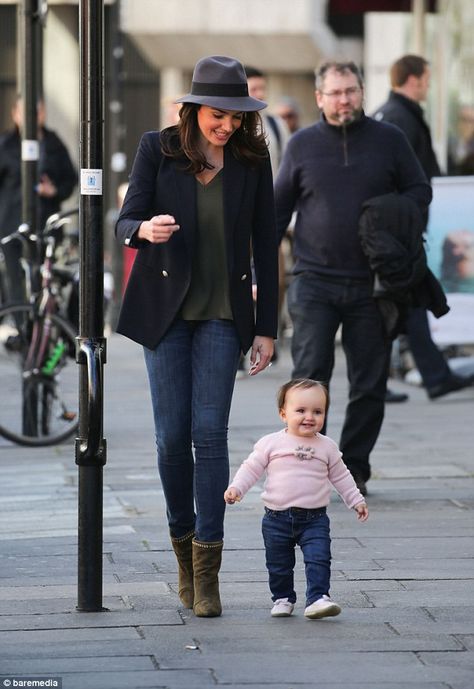 Trilby Hat Women, Women Outfits Winter, Winter Hat Outfit, Tamara Ecclestone, Daughter Fashion, Hat Outfits, Knightsbridge London, Mother Daughter Fashion, Balmain Blazer