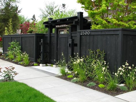 Paint It Black...Outdoors | Centsational Style Privacy Fence Decorations, Japanese Fence, Yard Privacy, Black Fence, Modern Front Yard, Privacy Fence Designs, Privacy Landscaping, Living Fence, Front Yard Design