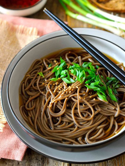 You don’t need to wait until New Year’s Eve to make this delicious toshikoshi soba recipe. This dish is extremely easy to make and totally delicious! Toshikoshi Soba, Soba Soup, Soba Recipe, Japanese Soba Noodles, Japanese Noodle Dish, Soba Noodles Recipe, Vegan Japanese, Soba Noodle, Recipe Vegetarian