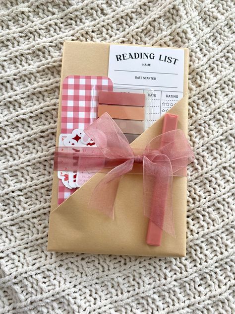 Blind Date with a Book | Book Lover's Gift | Blind Date Book Gift | Book Blind Date | Romance Book Blind Date | Booktok | Bookish Gifts Blind Book Date, Blind Date With A Book, Date With A Book, Gift Wrapping Inspiration, Book Wrap, Bookclub Gifts, Gift Inspo, Blind Date, Book Gift