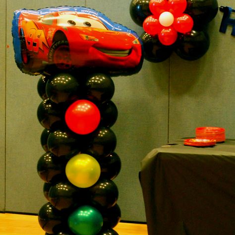 Disney Cars birthday party balloon decorations - Stop lights balloon column with Lightning Mcqueen Ready Set Go ! Cars Balloons, برق بنزين, Cars Birthday Party Ideas, Lightning Mcqueen Party, Cars Birthday Party Decorations, Cars Birthday Party, Disney Cars Party, Disney Cars Birthday, Cars Birthday Party Disney