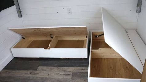 Brilliant tiny house features $500 DIY elevator bed built with free plans (Video) : TreeHugger Diy Storage Couch, Bird Feeders Ideas, Storage Tiny House, Storage Sofa, Garden Wood, Woodworking Bed, Diy Couch, Sofa Sectional, Modern Tiny House