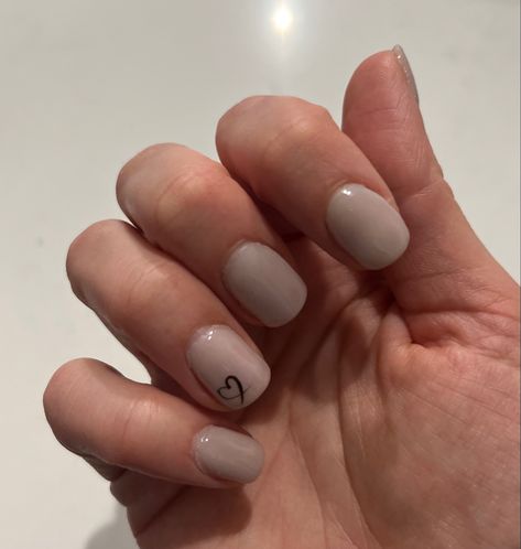 Tan nails with accent Beige Nails With Black Heart, Neutral Manicure With Accent Nail, Beige Nails With Heart, Black And Beige Nails Design, Simple Nails With Accent Nail, Neutral Nails With Heart, Tan Heart Nails, Neutral Nails With Black Design, Heart Outline Nails