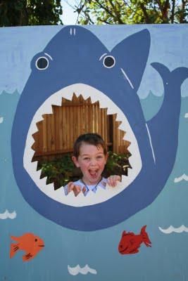 Para jugar a "encestar"... En una fiesta de "Cumpleaños Pirata". Shark Week Crafts, Diy Party Photo Booth, Diy Fotokabine, Octonauts Party, Shark Craft, Shark Birthday Party, Ocean Party, Pirate Birthday Party, Diy Photo Booth