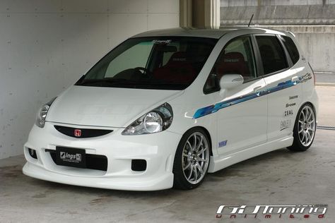 Honda Jazz Modified, Car Iphone Wallpaper, Honda Fit Jazz, Motor Mobil, Wallpaper Hp, Sedan Cars, Branson Missouri, Honda (car), Car Lifts