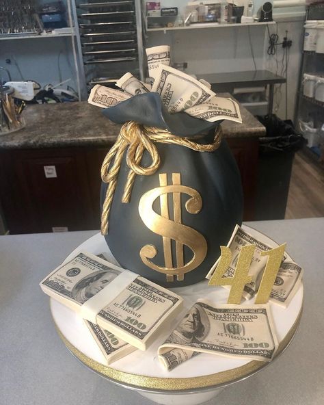 Money Cake Tutorial Step By Step, Money Birthday Cake For Men, Money Cake Ideas For Men, Money Theme Party Ideas, Money Cake Ideas, Money Bag Cake, Men Birthday Cakes, Alcohol Birthday Cake, Money Birthday Cake