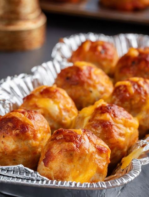 These balls are my husband's ultimate weakness. He can finish the entire tray by himself! Sausage Balls Recipe, Bisquick Recipes, Sausage Balls, Appetizers Easy Finger Food, Best Appetizer Recipes, Finger Foods Easy, Recipes Appetizers And Snacks, Snacks Für Party, Ice Box