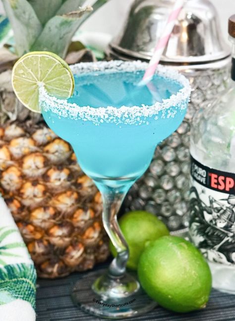 Applebees Margarita Recipes, Applebees Cocktail Recipes, Applebees Margaritas, Ultimate Margarita Recipe, Applebees Recipes, Whiskey Drinks Recipes, Vodka Slush, Blue Margarita, Coconut Margarita